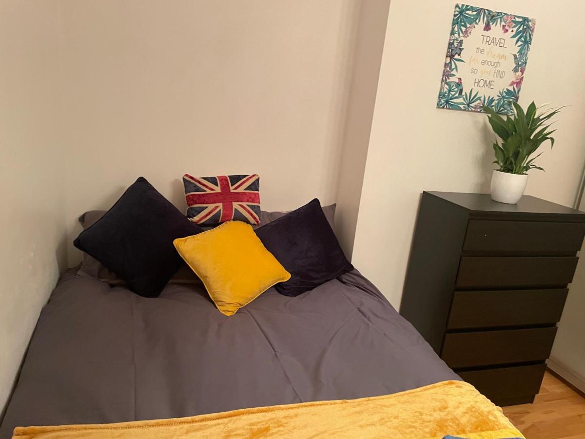 Cozy & Spacious 2 Mins Away From Train Station Accommodatie bij particulieren *