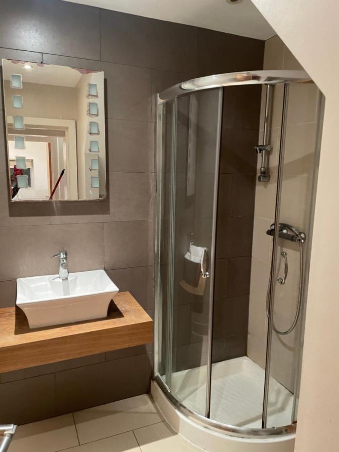 Cozy & Spacious 2 Mins Away From Train Station Londen