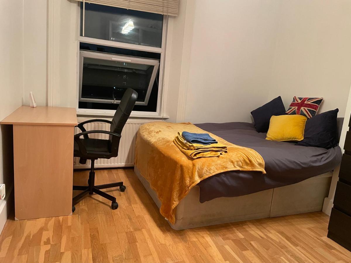 Accommodatie bij particulieren Cozy & Spacious 2 Mins Away From Train Station