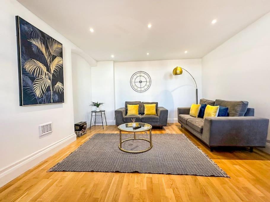 Newly Refurbished Luxury 3 Bedroom Apartment *
