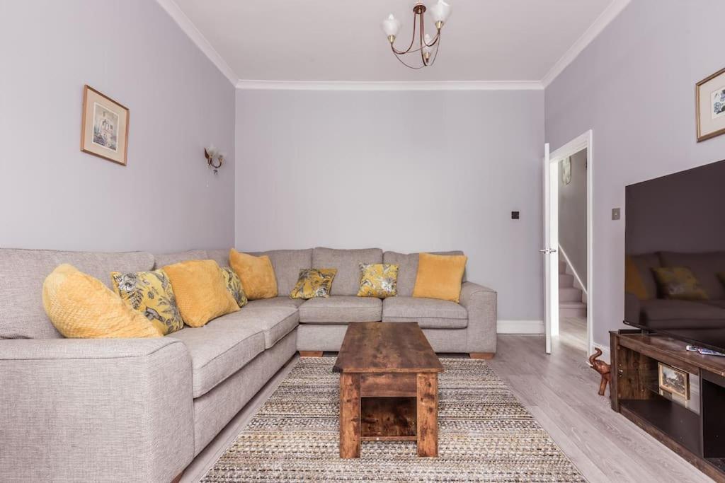 4 Bedroom House, 2 Min Walk From Station Holiday home London