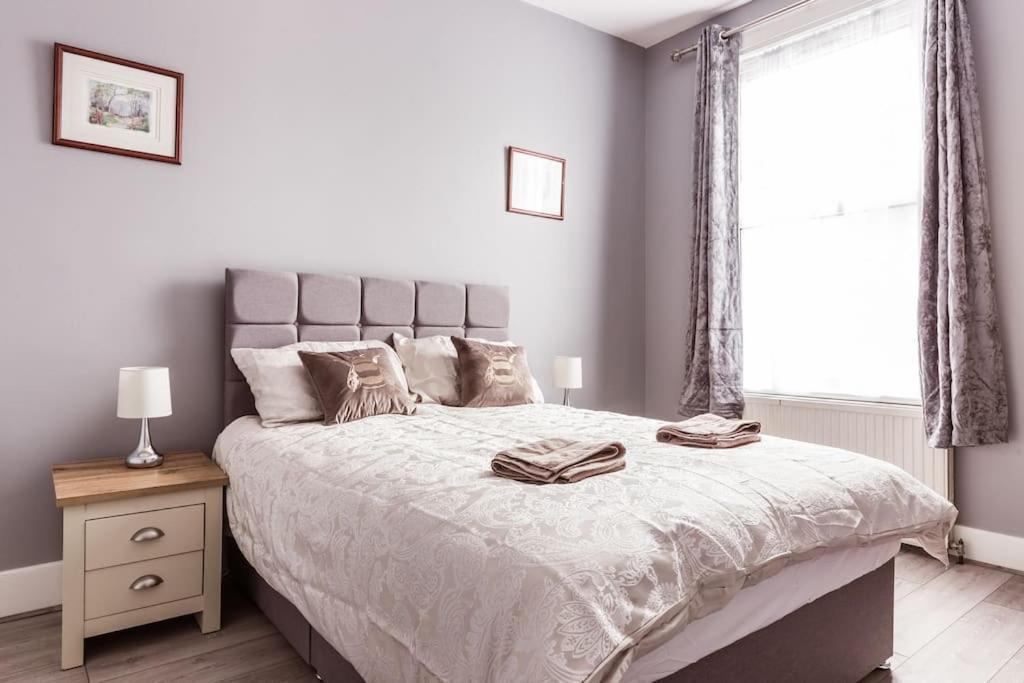 Semesterbostad 4 Bedroom House, 2 Min Walk From Station London