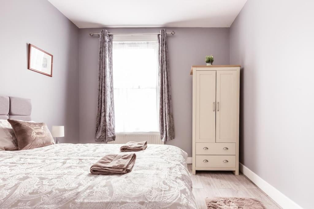 4 Bedroom House, 2 Min Walk From Station