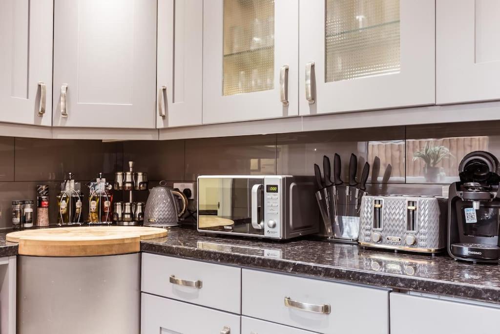 Feriehus 4 Bedroom House, 2 Min Walk From Station London