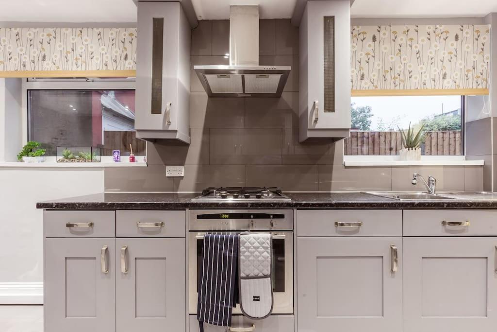 4 Bedroom House, 2 Min Walk From Station London