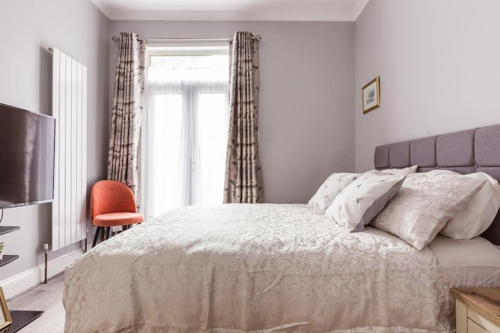 4 Bedroom House, 2 Min Walk From Station * London