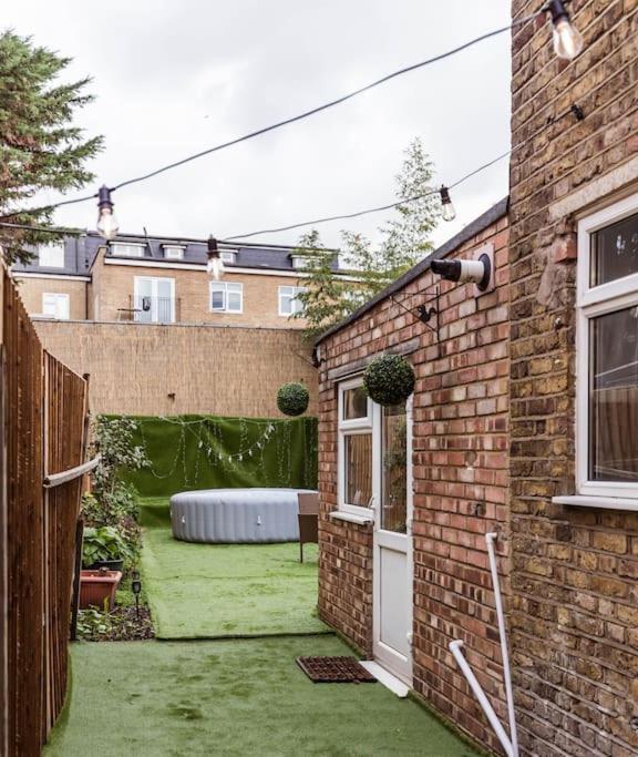 4 Bedroom House, 2 Min Walk From Station * London
