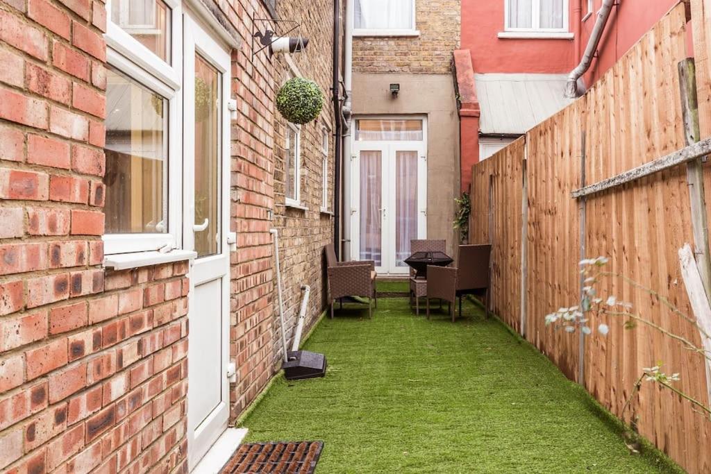 4 Bedroom House, 2 Min Walk From Station Holiday home