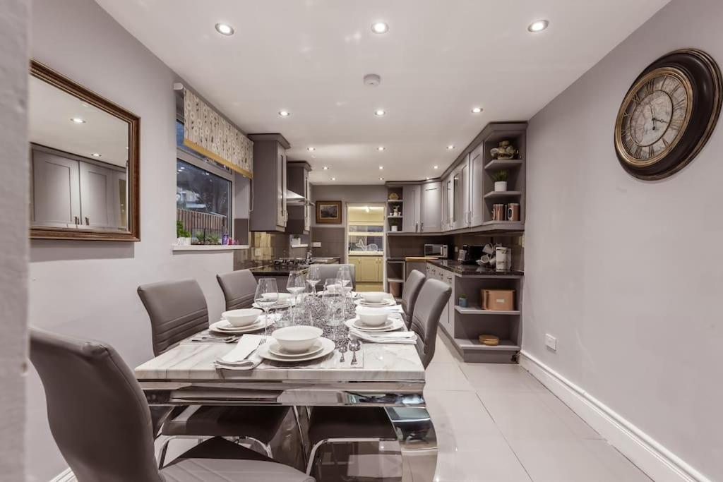 4 Bedroom House, 2 Min Walk From Station