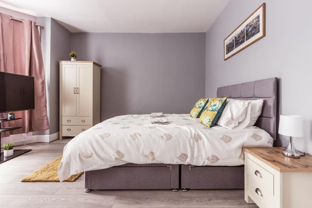 4 Bedroom House, 2 Min Walk From Station London