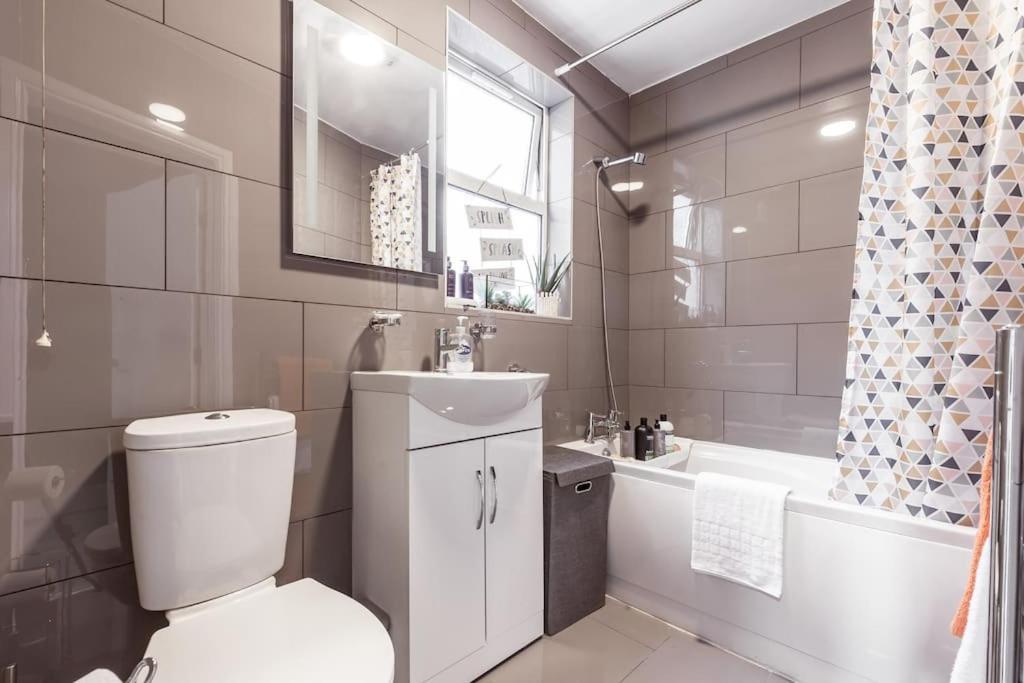 4 Bedroom House, 2 Min Walk From Station London