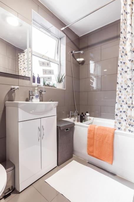 Holiday home 4 Bedroom House, 2 Min Walk From Station London