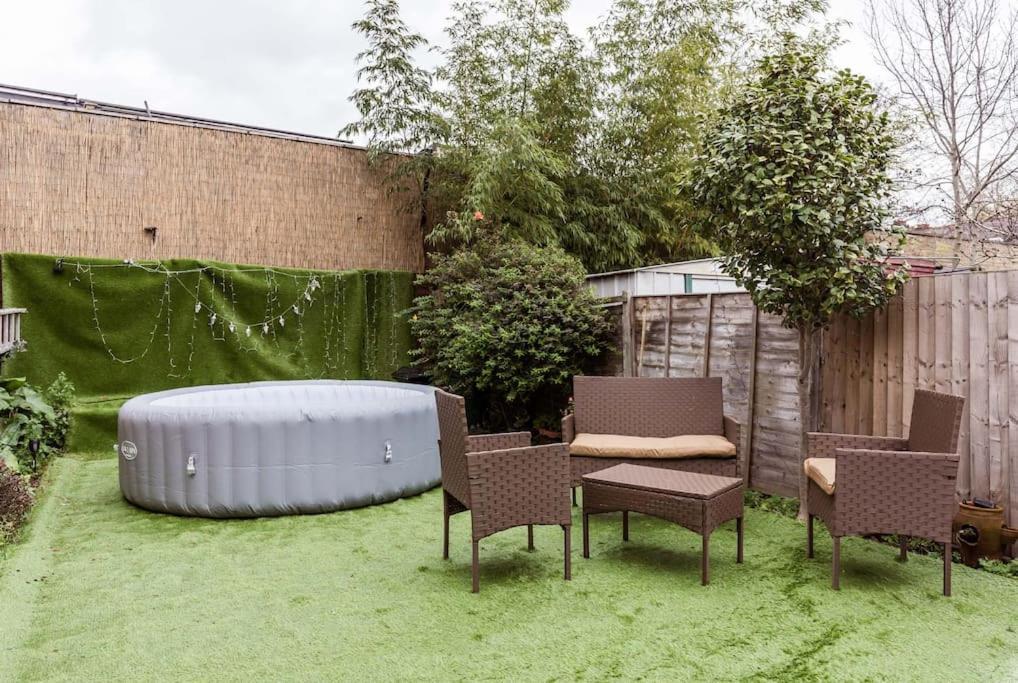4 Bedroom House, 2 Min Walk From Station London