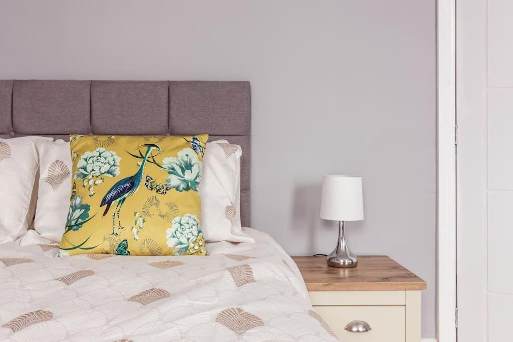 Semesterbostad 4 Bedroom House, 2 Min Walk From Station London