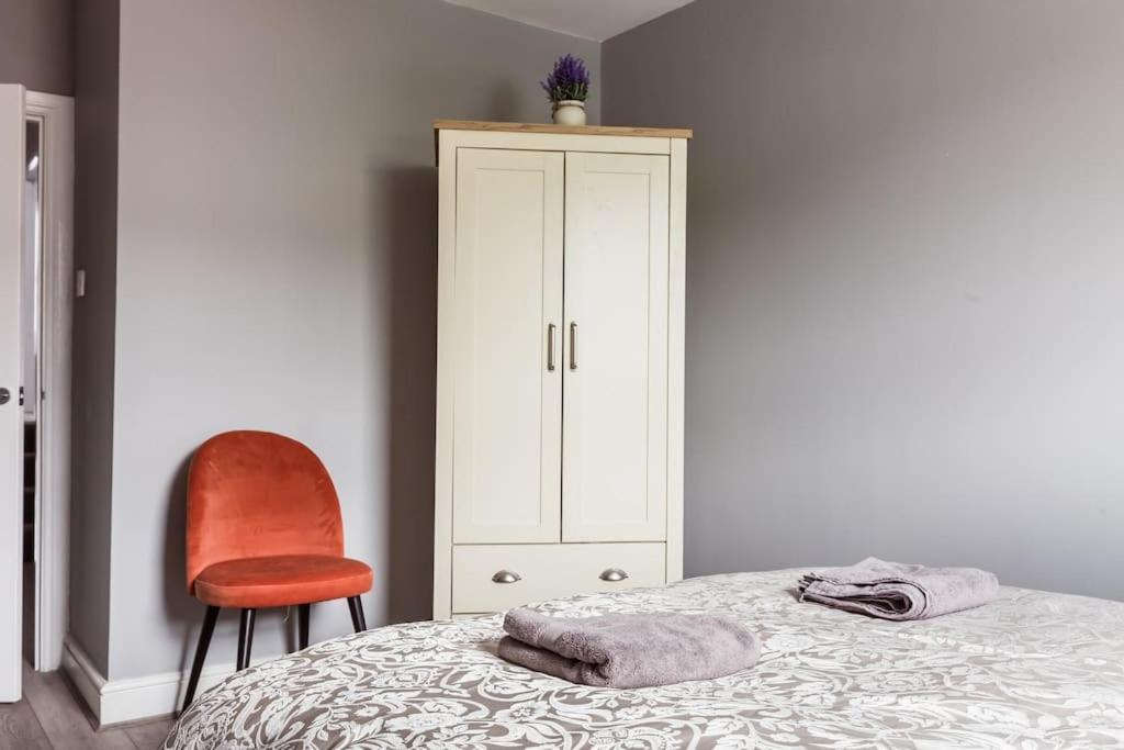 Holiday home 4 Bedroom House, 2 Min Walk From Station London