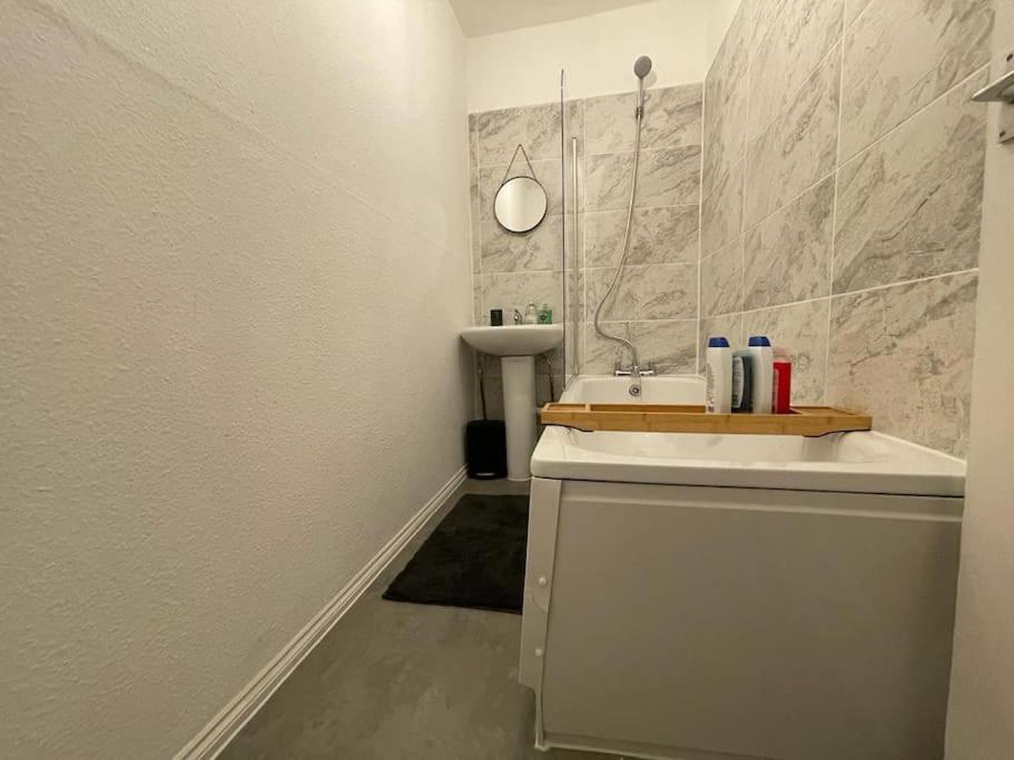 Spacious 2 Bedroom On Tower Bridge Londen