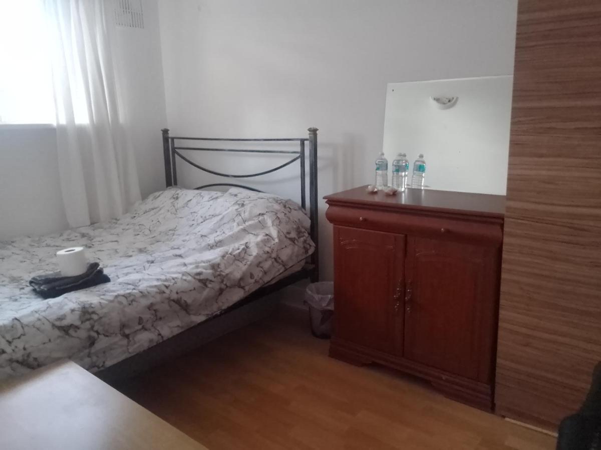 Private In 3 Bedroom Flat!!