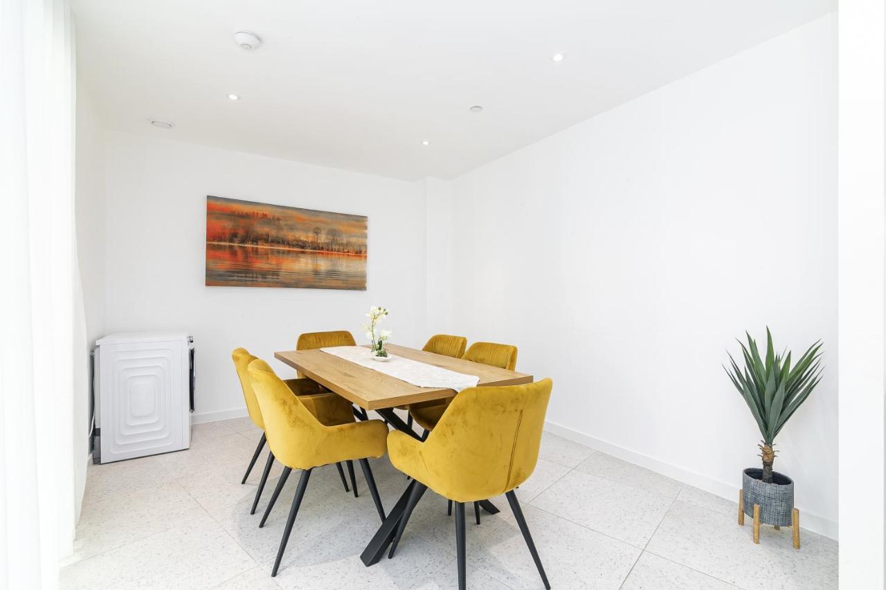 Luxury Spacious Flat With Communal Gardens And Parking *