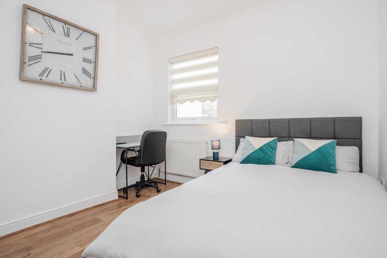 Entire Lovely Family With Parking, Wifi, Netflix, Self Check-in * Londen