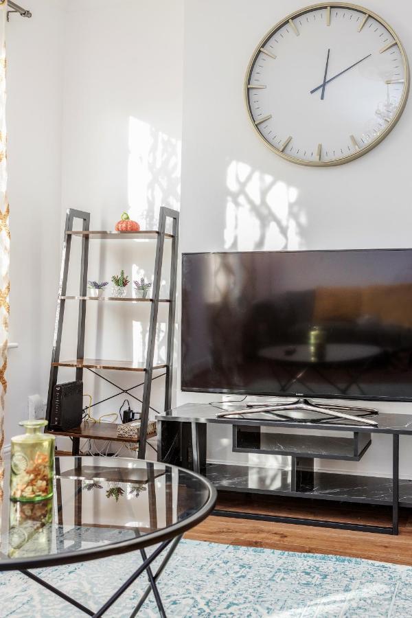 Appartement Entire Lovely Family With Parking, Wifi, Netflix, Self Check-in Londen
