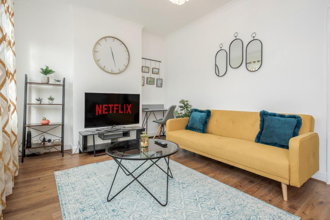 Entire Lovely Family With Parking, Wifi, Netflix, Self Check-in Londen