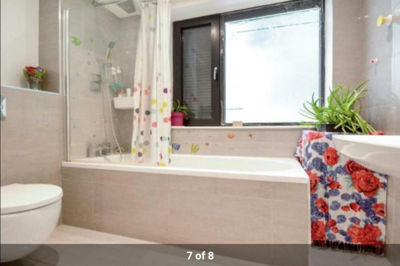 Newly Refurbished - Entire 4 Bedroom Private House With Kitchen, Living & Private Garden - 1 Cape House London, Within 30 Mins From London, Bridge & Canary Wharf Feriehus London