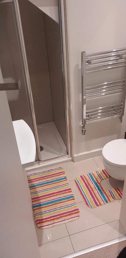 Feriehus Newly Refurbished - Entire 4 Bedroom Private House With Kitchen, Living & Private Garden - 1 Cape House London, Within 30 Mins From London, Bridge & Canary Wharf