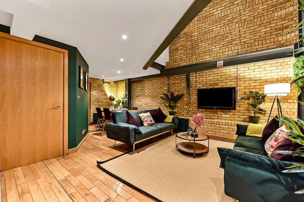 Spacious 2 Bed Urban Jungle Flat, Lejlighed *