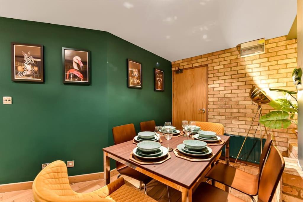 Spacious 2 Bed Urban Jungle Flat, Lejlighed London