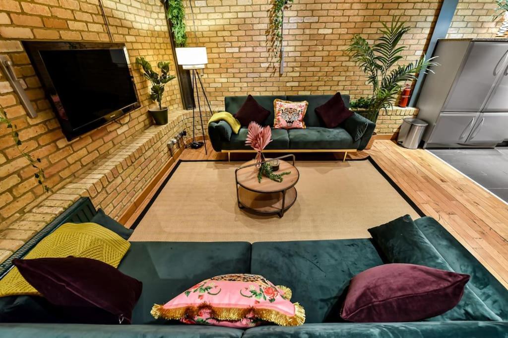 Spacious 2 Bed Urban Jungle Flat, Lejlighed