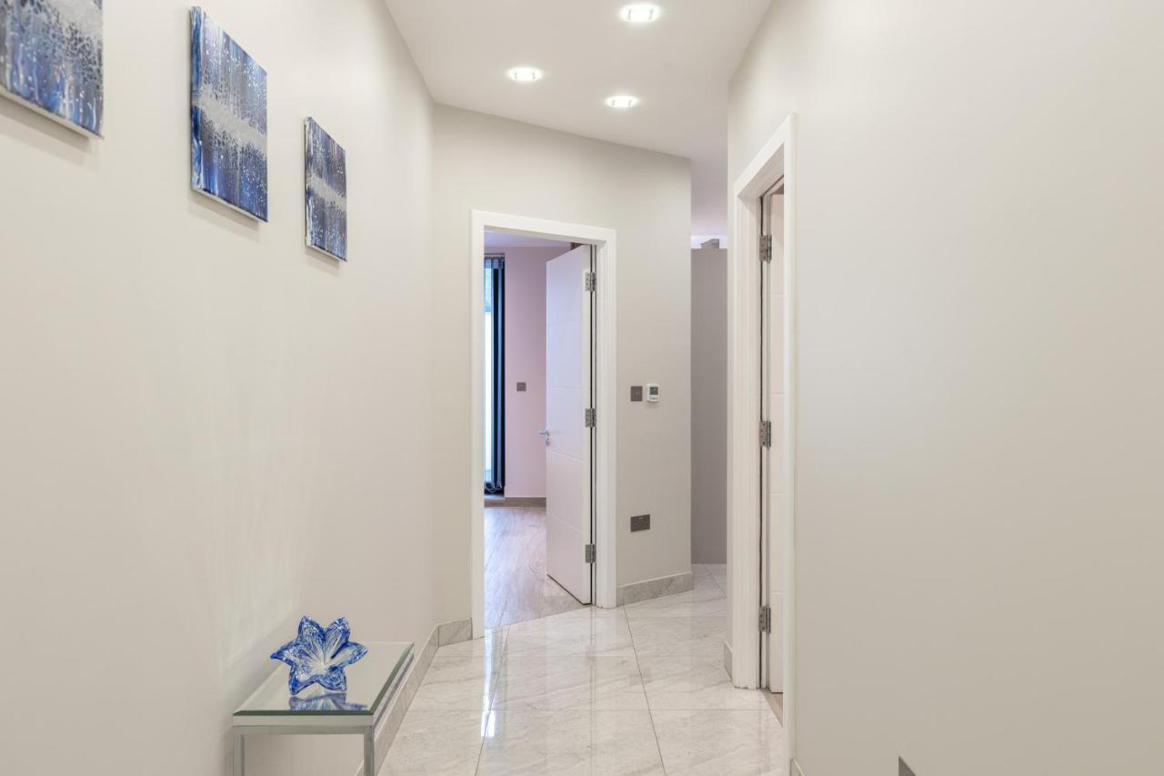 Stunning 2 Bed 2 Bath With Private Patio London