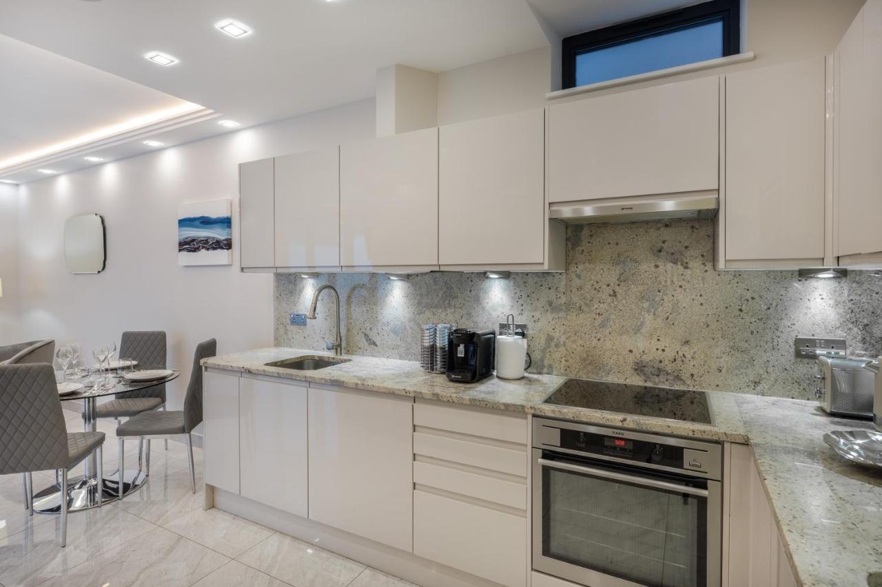 Stunning 2 Bed 2 Bath With Private Patio London