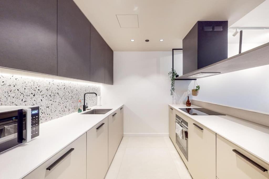 Modern 1 Bed Flat With Balcony In Kensal *