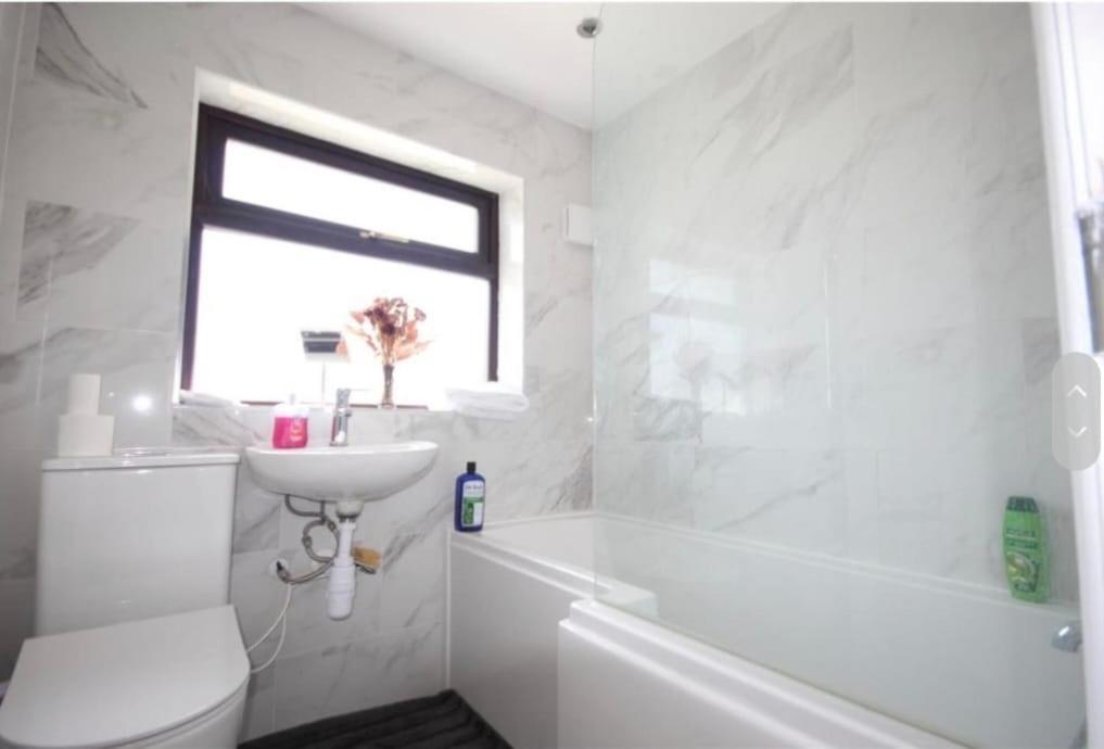 Apartment 12 Minutes To Kings Cross, 6 Minutes Walks To The Train Station - Free Parking 3 Bed 2 Bath Fully Refurbished Flat No Party Or Gathering Allowed