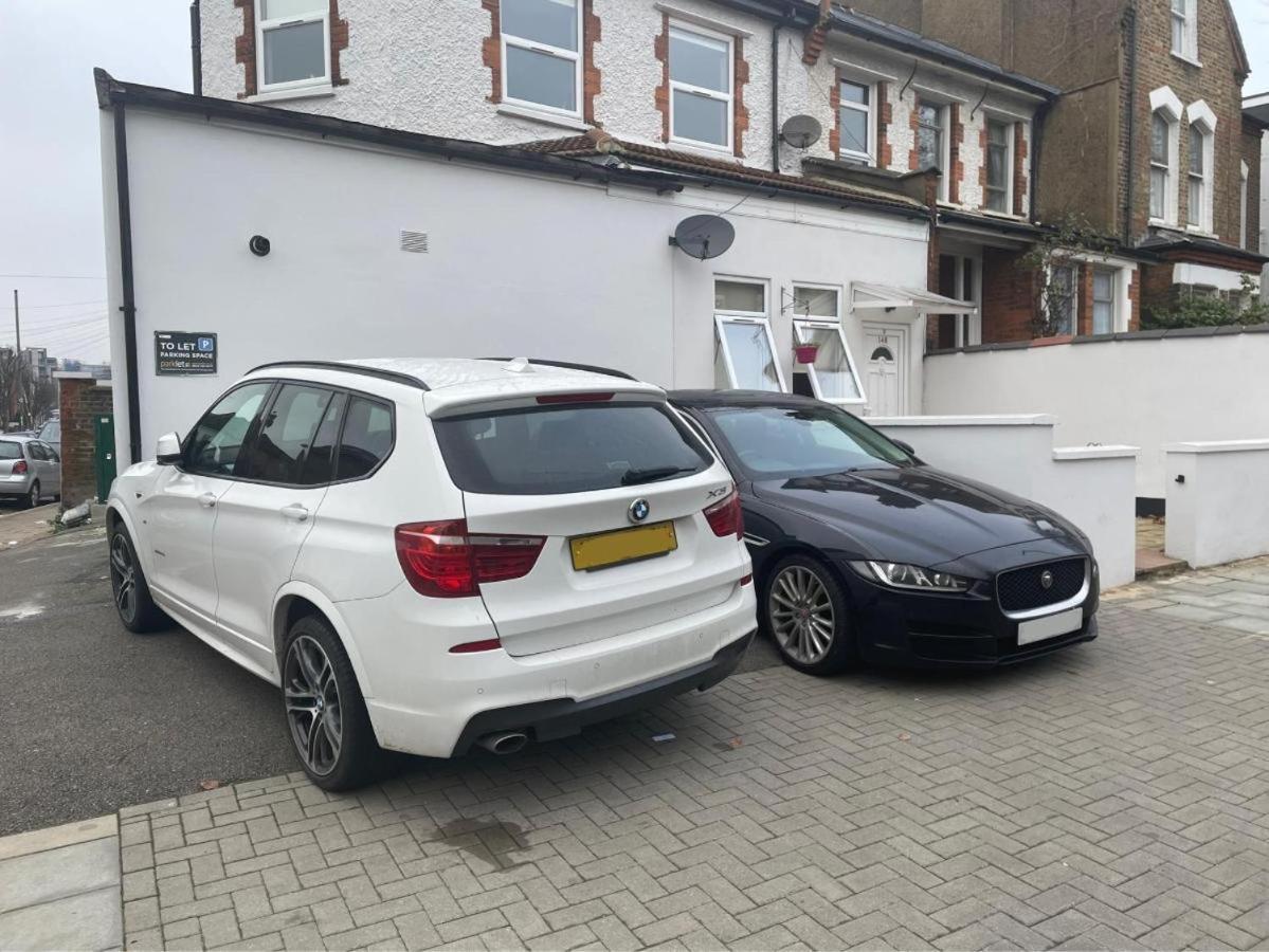 Spacious 2 Bed 2 Bath With Free Parking For 2 Cars And Underground Station Zone 2 For Quick Access To Up To 10 Guests Appartamento Londra