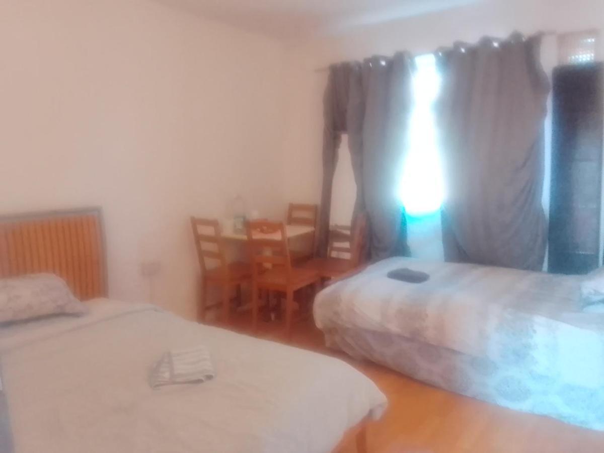 Private In 3 Bedroom Flat!! Hostel *