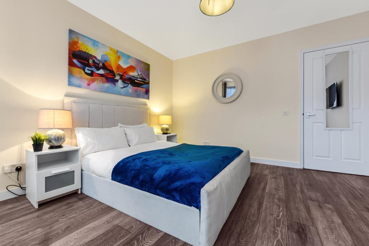 Family Friendly, Zone 2, 2 Beds, Overground Apartment London