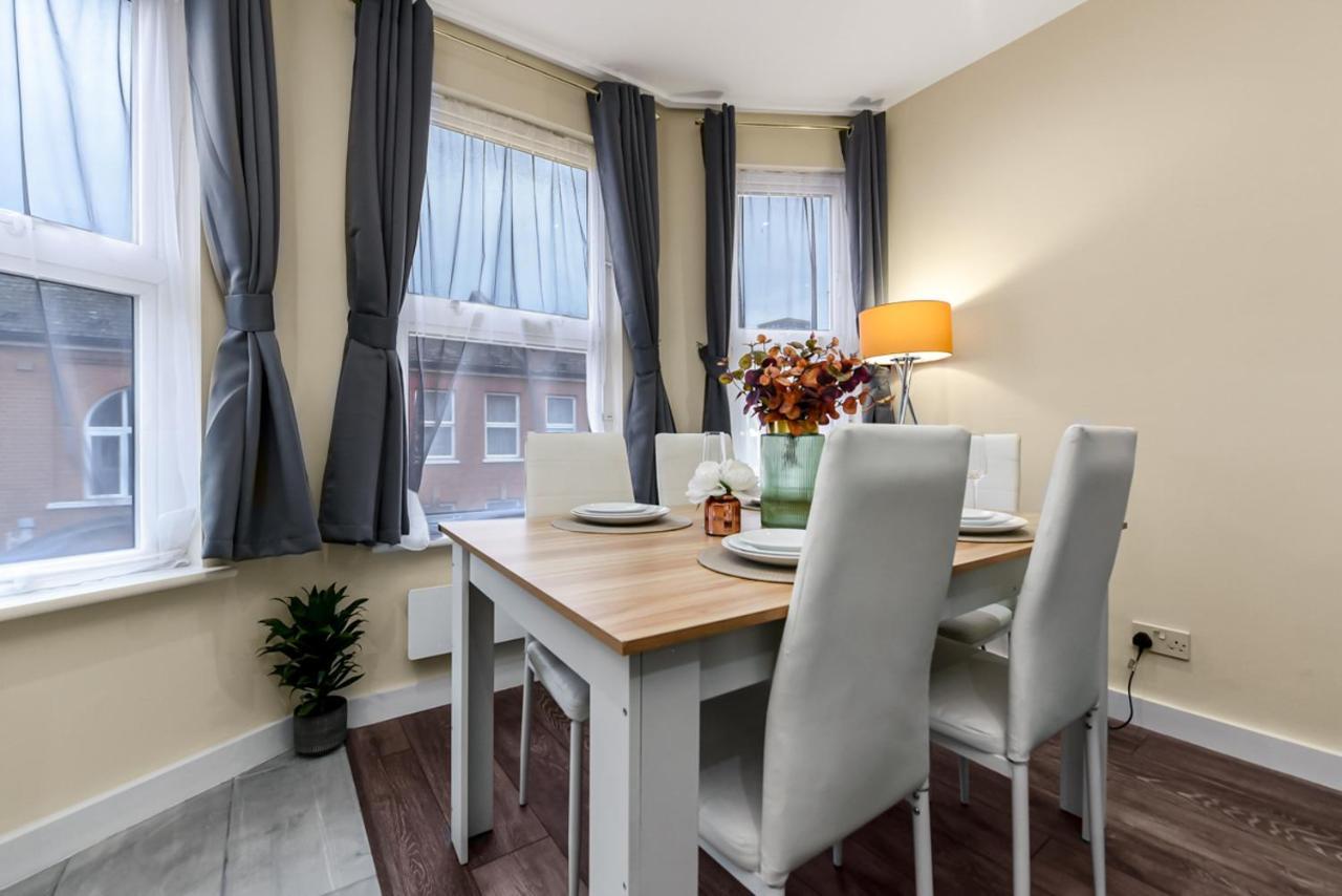 Family Friendly, Zone 2, 2 Beds, Overground *