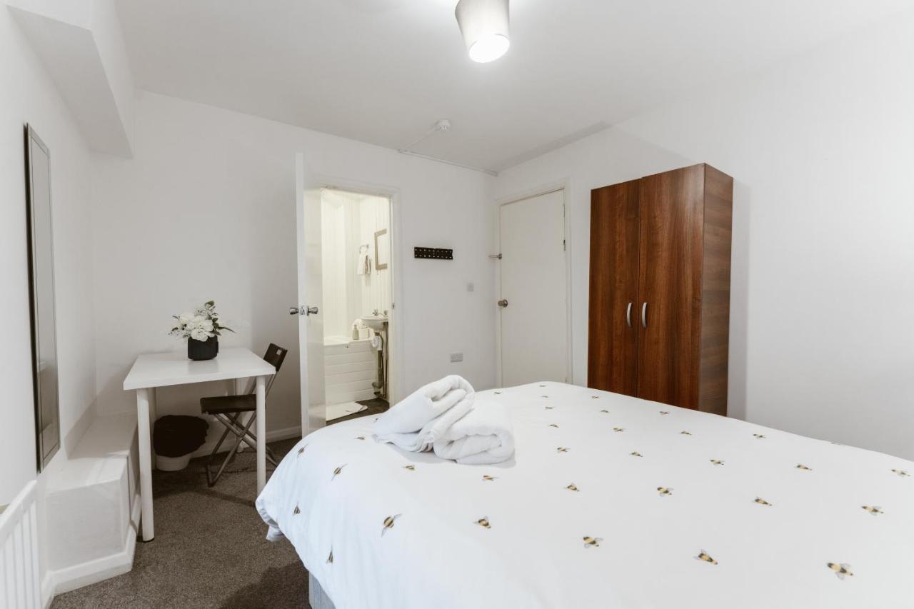Whitechapel En-suite Beds To *