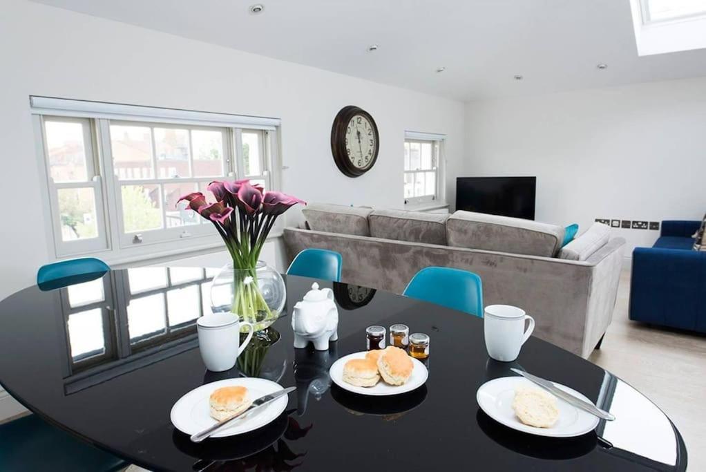Recently Redecorated Bright And Spacious 1br Flat In West Appartamento