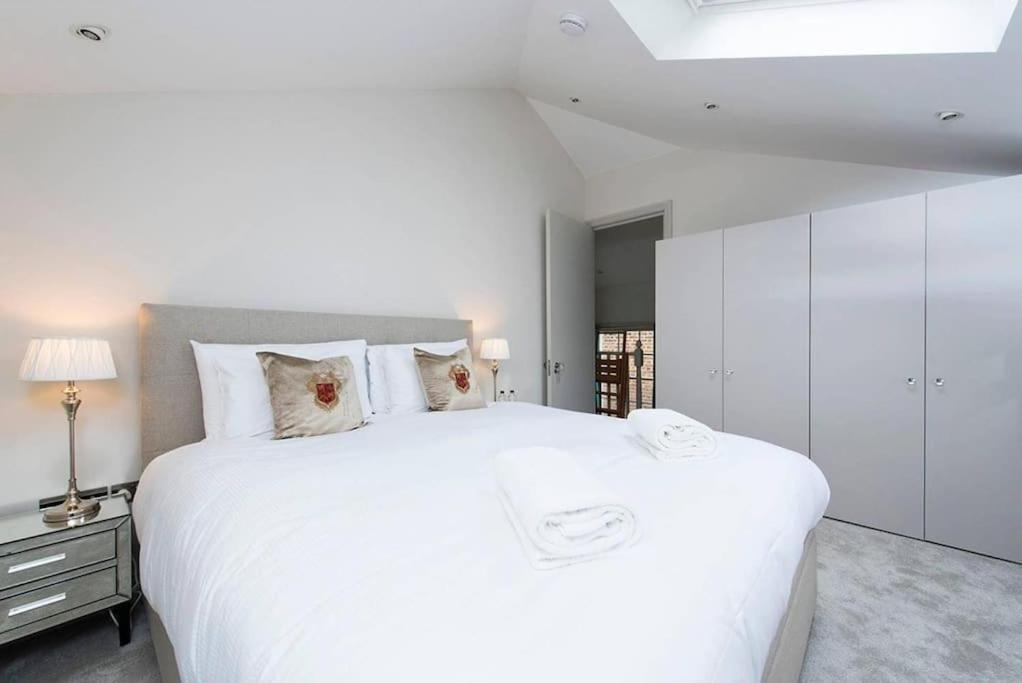Recently Redecorated Bright And Spacious 1br Flat In West Appartamento Londra