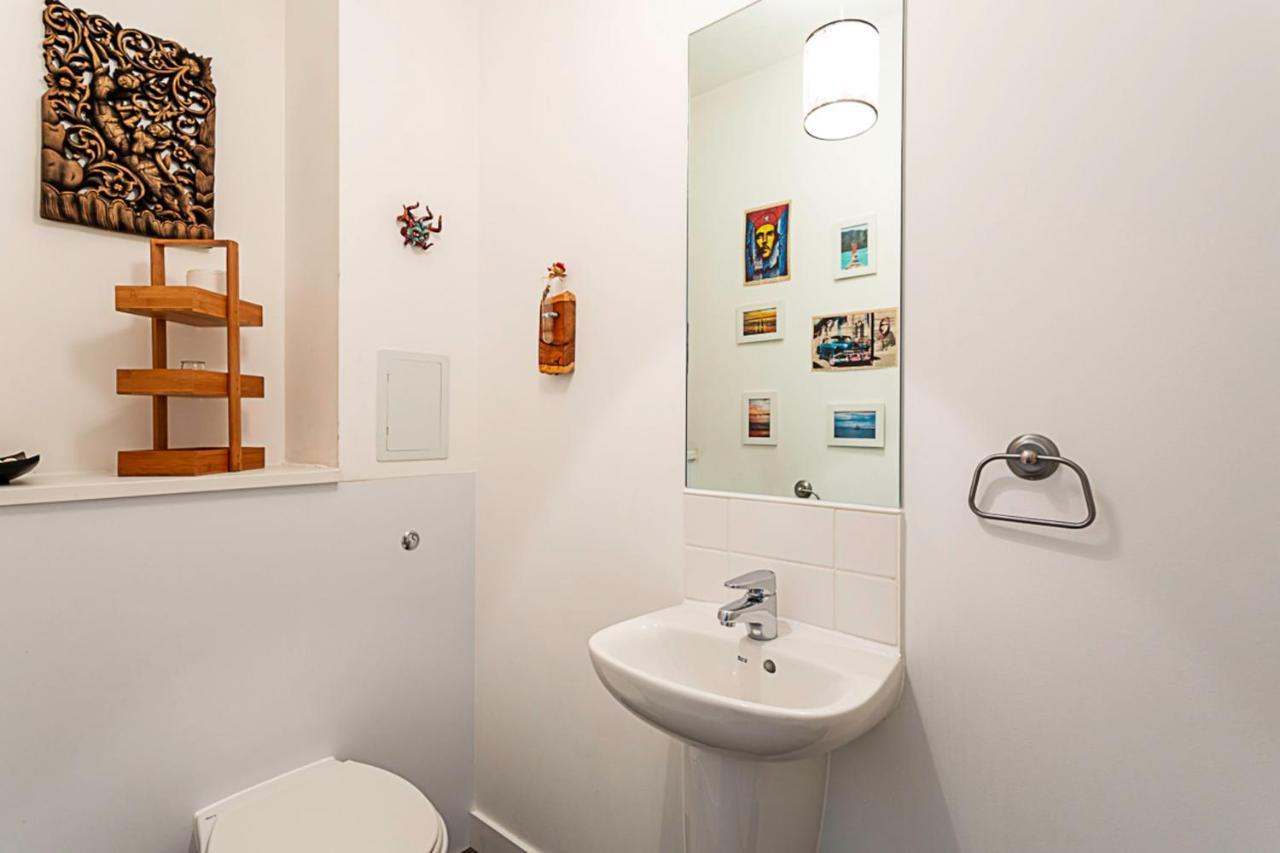 Modern Cosy On Vibrant Deptford High Street Apartment