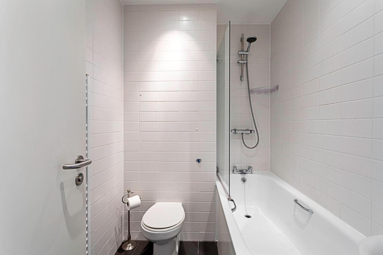 Modern Cosy On Vibrant Deptford High Street London
