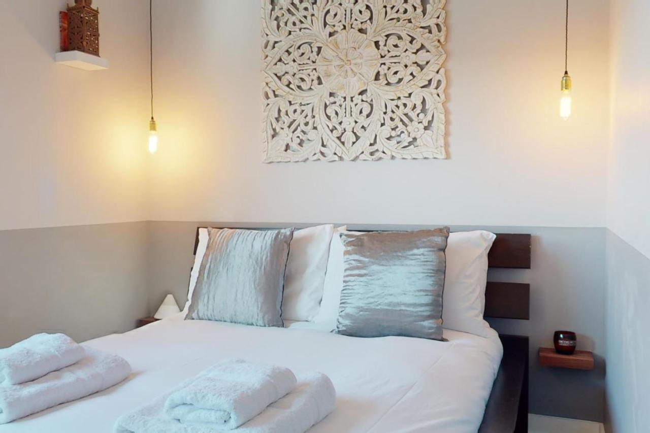 Modern Cosy On Vibrant Deptford High Street Apartment