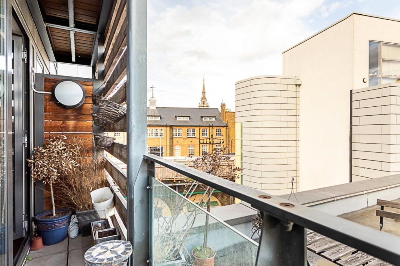 Modern Cosy On Vibrant Deptford High Street London