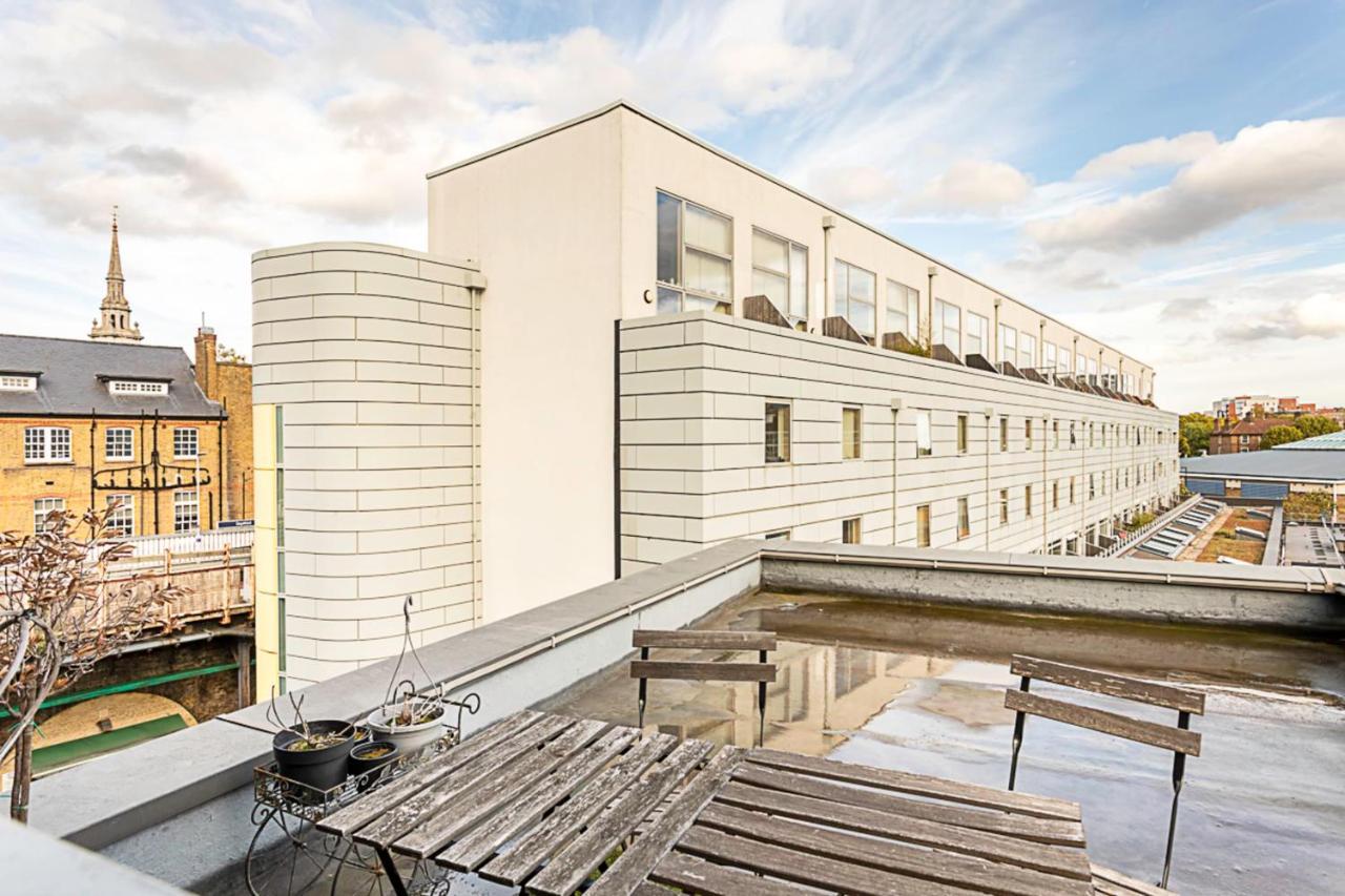Modern Cosy On Vibrant Deptford High Street Apartment