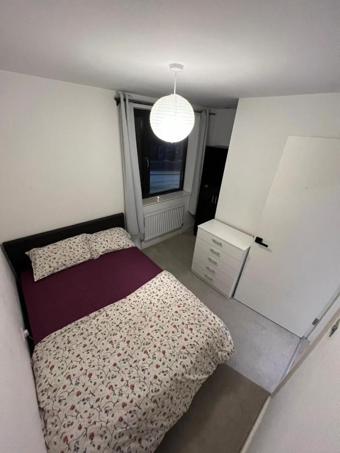 Newly Refurbished - Entire 4 Bedroom Private House With Kitchen, Living & Private Garden - 1 Cape House London, Within 30 Mins From London, Bridge & Canary Wharf Feriehus *