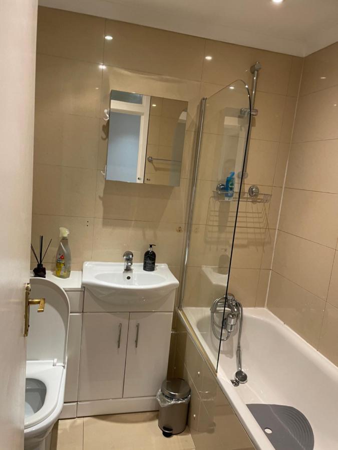 2 Bedroom Chiswick Park Tube Station * Londen
