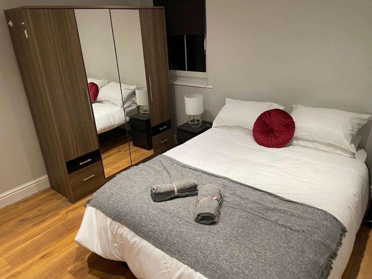 Appartement 2 Bedroom Chiswick Park Tube Station Londen