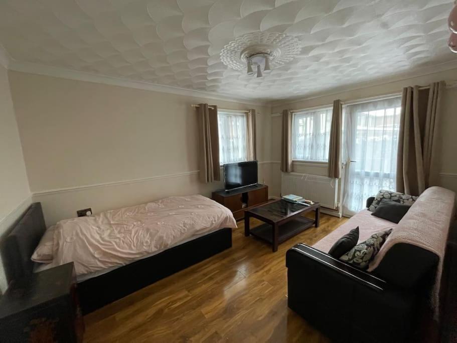 Spacious Bungalow In London, Near Central London, The Excel Centre And The O2, Ideal For Families Feriehus